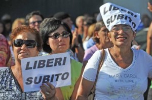 La protesta dei procidani che chiedono la liberazione dei marinai