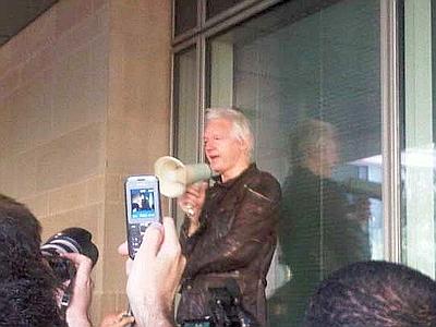 Julian Assange indignato a Londra