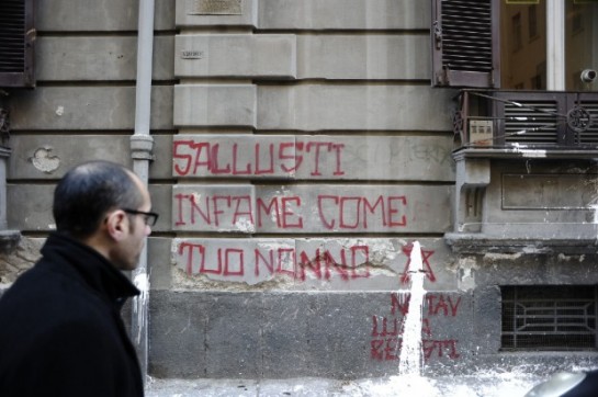 Scritte sul muro contro Salusti