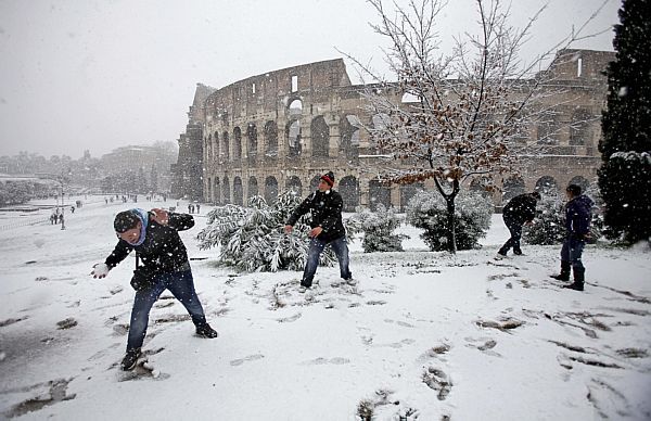Neve al Colosseo