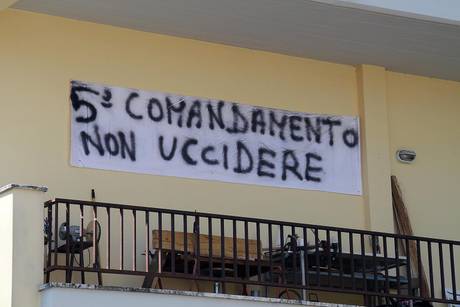 BIMBI PRATO: STRISCIONE GENITORI BIMBO MORTO, 'NON UCCIDERE'