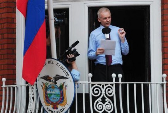 Julian Assange durante il discorso dal bancone dell’ambasciata dell’Ecuador
