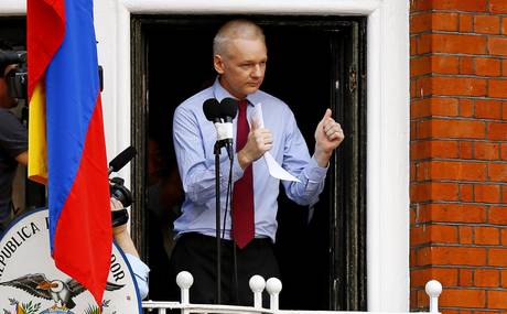 Julian Assange dal balcone dell’Ambasciata dell’Ecuador (Epa/Kerim Okten/Ansa)