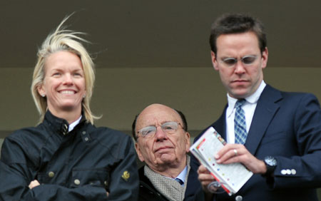 Elisabeth, Rupert e James Murdoch