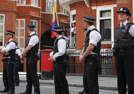Scotland Yard davanti all’ambasciata durante il discorso (Epa/Karel Prinsloo/Ansa)