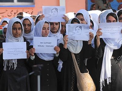Studentesse afgane manifestano a favore di Malala Yousafzai