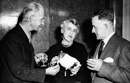 Edith Rosenbaum con il carillon maialino in mano