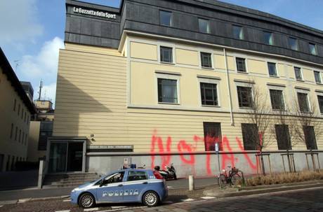 No Tav, scritte davanti a giornali pro corteo a Milano